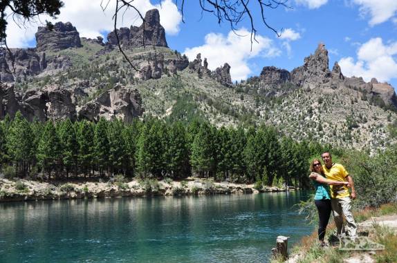 Parada para fotos em um rio maravilhoso no caminho entre Bariloche e San Martín de Los Andes, na Argentina